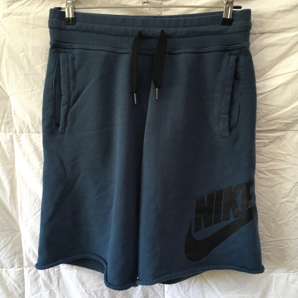 Nike Men’s Shorts Size Medium w/ pockets 100% Cotton sweatshirt like material